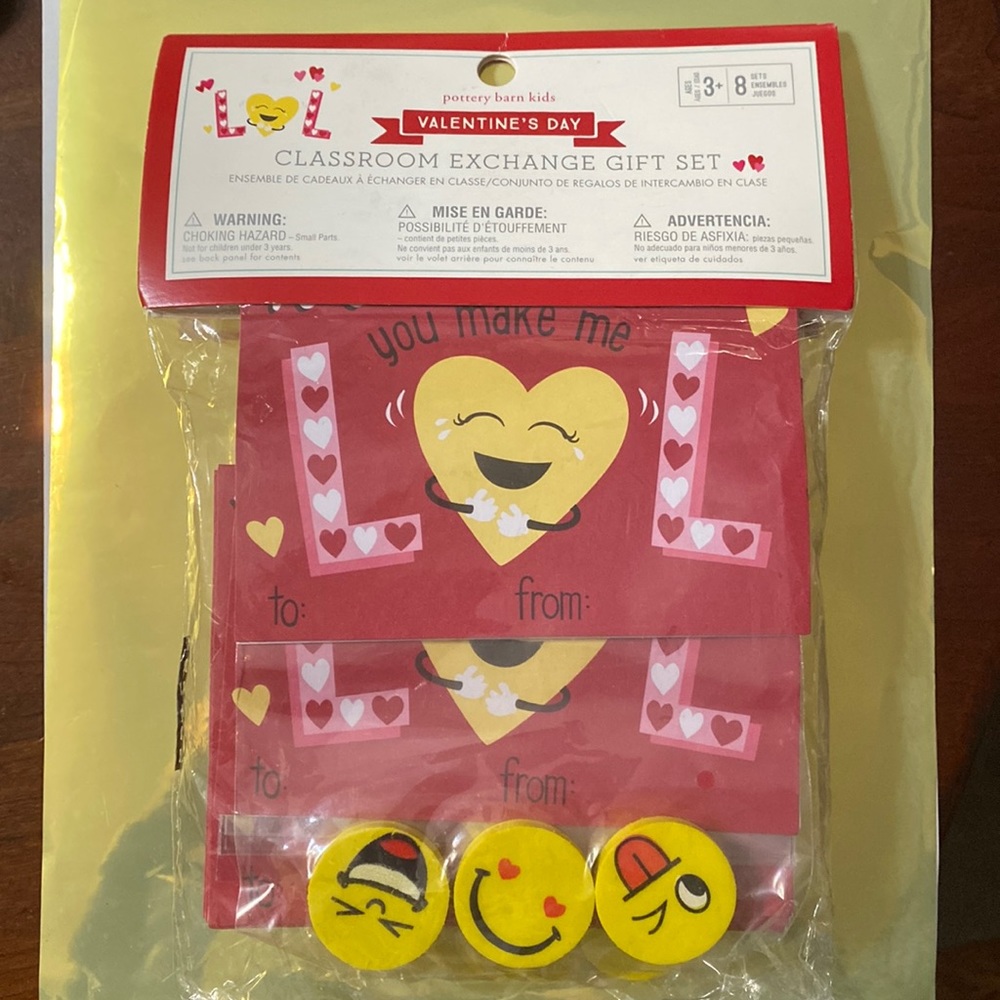 Pottery Barn Kids Valentines’s Day 😛😍😆CLASSROOM EXCHANGE GIFT SET 
Ages 3+NWT